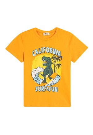 Camiseta de manga corta naranja con un dinosaurio verde surfeando entre palmeras y olas, con el texto impreso que dice "CALIFORNIA SURF & FUN."