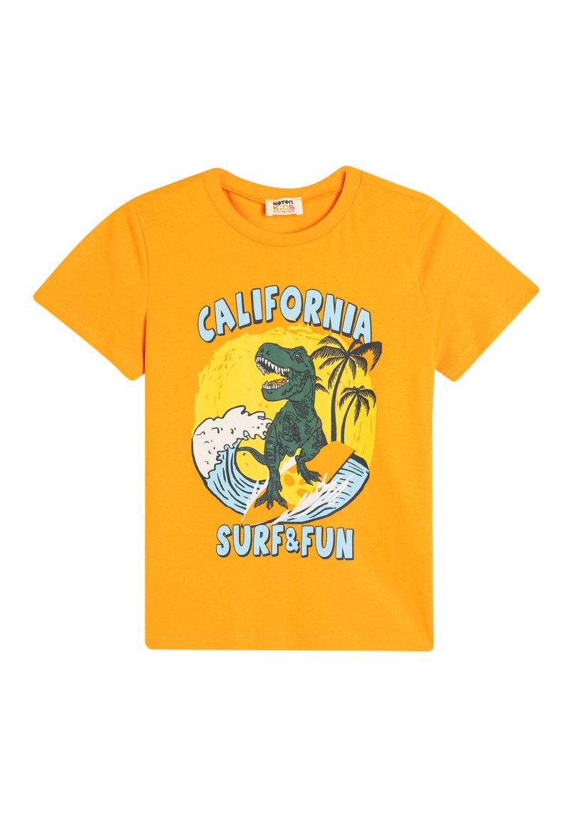 Camiseta de manga corta naranja con un dinosaurio verde surfeando entre palmeras y olas, con el texto impreso que dice "CALIFORNIA SURF & FUN."