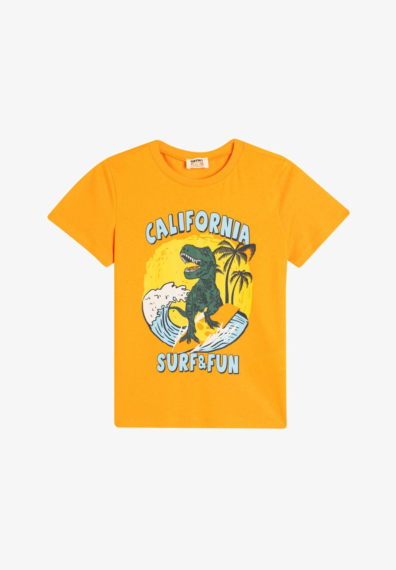 Kortærmet orange t-shirt med et grønt dinosaur, der surfer blandt palmer og bølger, samt trykt tekst, der siger "CALIFORNIA SURF & FUN."