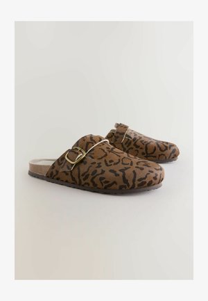 Braune Clogs mit Leopardenmuster, einem weichen Obermaterial, verstellbarem Riemen und goldfarbenem Schnallenverschluss. Flache Sohle mit rutschfester Textur.