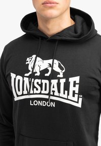 Lonsdale FREMINGTON - Jersey con capucha - black white