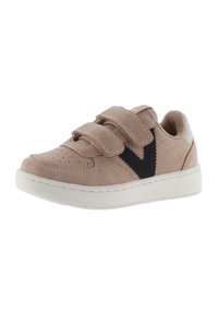 Baskets en suède beige clair avec logo V bleu marine, deux bandes Velcro, bout perforé et semelle en caoutchouc blanc avec grip texturé.