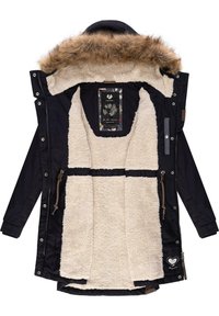 Svart parkasjacka med fuskpälskantad huva, beige fleecelinning och dekorativ etikett. Har dragkedja och knappstängning samt justerbara snoddar.