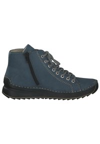 Botas de cuero azules hasta el tobillo con un cierre lateral. Cuentan con cordones grises, costuras blancas y una suela de goma negra con un patrón en zigzag.
