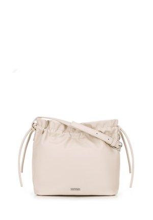 Borsa a tracolla in pelle beige con apertura a cordoncino, tracolla regolabile, texture liscia e piccolo logo metallico sulla parte anteriore.