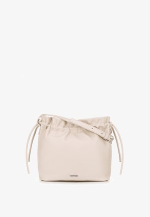 Sac à épaule en cuir beige avec un cordon de serrage en haut, une bandoulière réglable, une texture lisse et un petit logo métallique sur le devant.