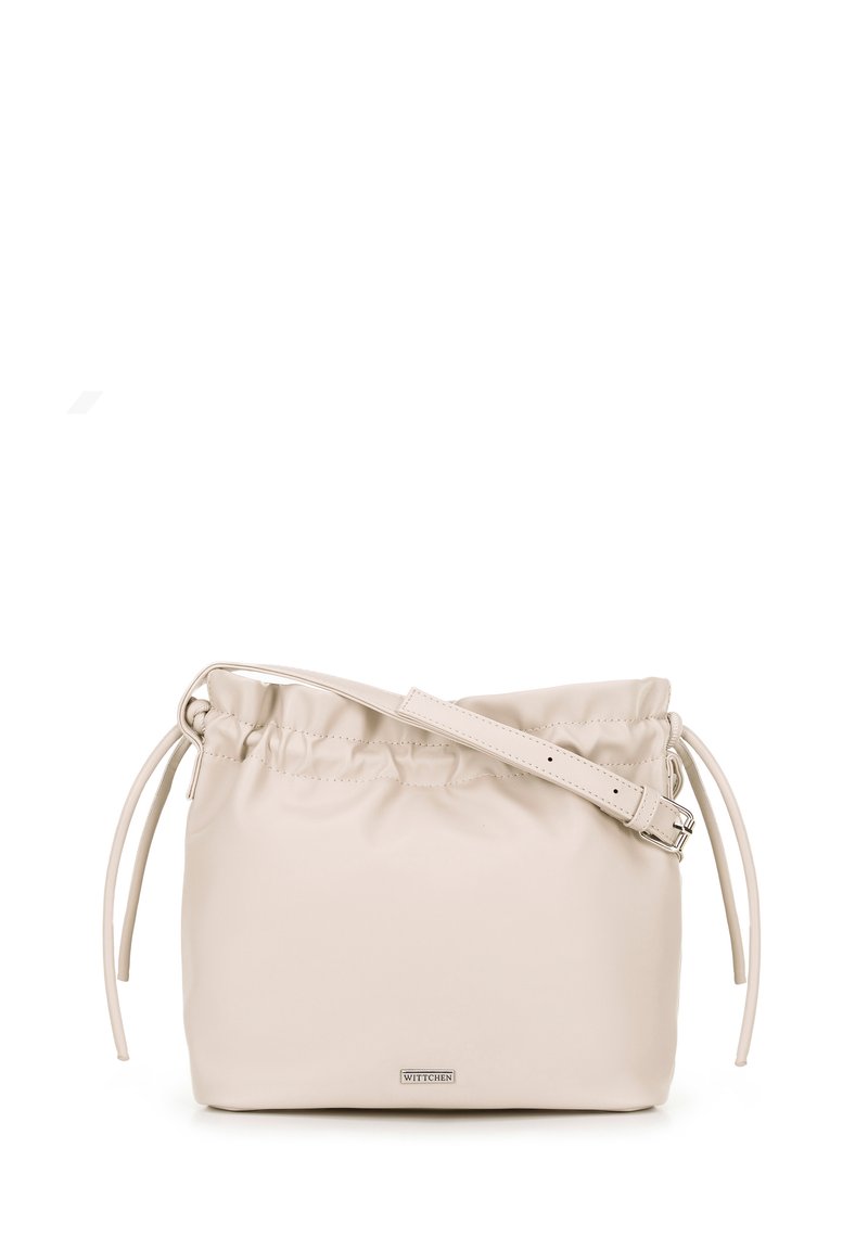 Borsa a tracolla in pelle beige con apertura a cordoncino, tracolla regolabile, texture liscia e piccolo logo metallico sulla parte anteriore.
