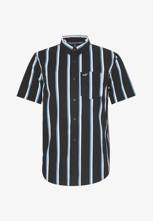 Męska koszula z krótkim rękawem na guziki, z czarnymi, białymi i niebieskimi pionowymi paskami oraz małą kieszenią na piersi z logo.