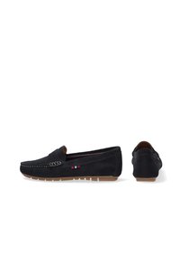 Navy-Suede-Slipper mit gestickten Details, Gummisohle und kleinen Tri-Farben-Akzent an den Seiten. Verfügt über eine abgerundete Zehenpartie und ein low-profile Design.