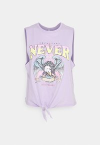 Liliowa, bezrękawnikowa, skrócona bluzka z grafiką z przodu z napisem "NIGDY NIE UMRZE" i wzorem orła, związana na dole. Wykonana z miękkiego bawełnianego materiału.