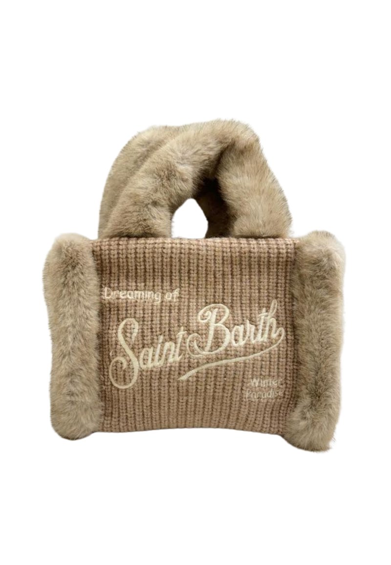 Sac à main en tricot beige avec des bordures en fourrure douce et des poignées, brodé avec le texte "Rêver du paradis d'hiver de Saint Barth" à l'avant.