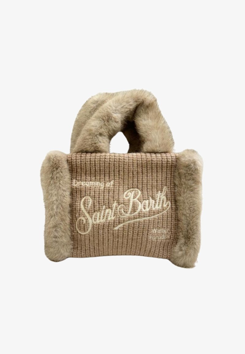 Sac à main en tricot beige avec des bordures en fourrure douce et des poignées, brodé avec le texte "Rêver du paradis d'hiver de Saint Barth" à l'avant.