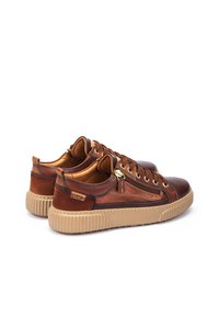 Baskets en cuir marron avec un design texturé, semelles en caoutchouc beige contrastantes, accents en métal doré et zips sur le côté pour un enfilage facile.