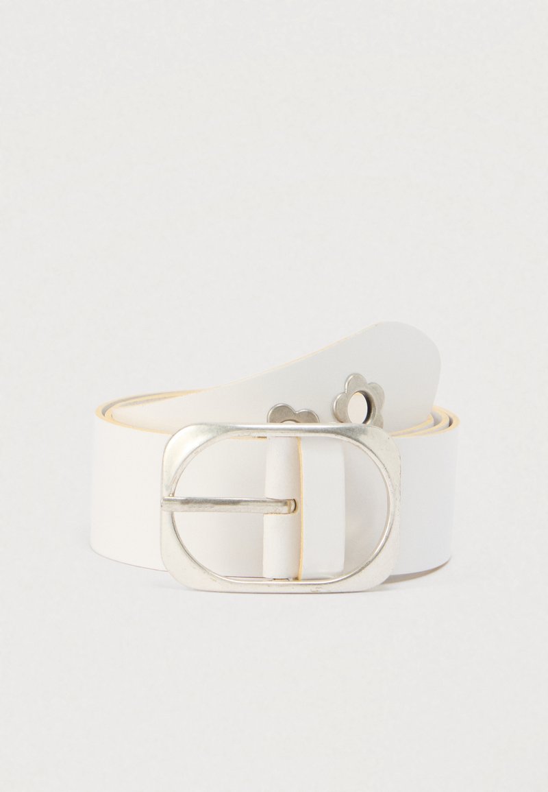 Λευκή δερμάτινη ζώνη με ασημένια ορθογώνια αγκράφα, λεία υφή και χρυστά διακοσμητικά ραφές κατά μήκος των άκρων.