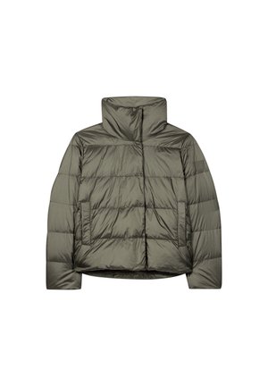 Olivgrüne, gepolsterte Jacke mit hohem Kragen, Reißverschlusstaschen und gestepptem Design. Hergestellt aus einem glatten, glänzenden Stoff mit kürzerem Schnitt.