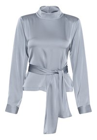 Langærmet bluse i lys blå satin med høj hals, bindebånd i taljen og glat struktur med manchetter.