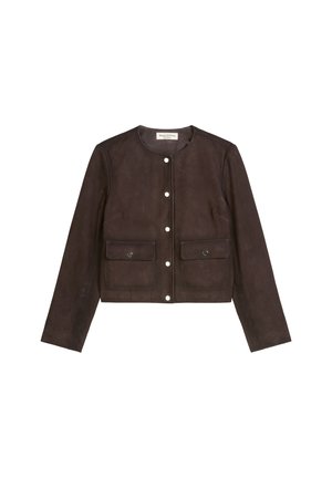 Veste en suede marron foncé avec un col rond, fermeture à boutons à l'avant et deux poches plaquées. Texture douce et coupe ajustée avec des manches longues.