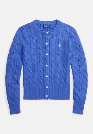 Sweter rozpinany w jasnoniebieskim kolorze, z guzikami, okrągłym dekoltem, ściągaczami na mankietach i u dołu oraz małym logo na lewej piersi.