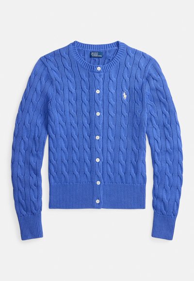 Spilgti zilas krāsas džemperis ar kabeļu pinuma rakstu, kamapa apaļa kakla izgriezuma, pogu aizdare, ribaina aproce un apakšmala, kā arī neliels logo kreisajā krūtīs.