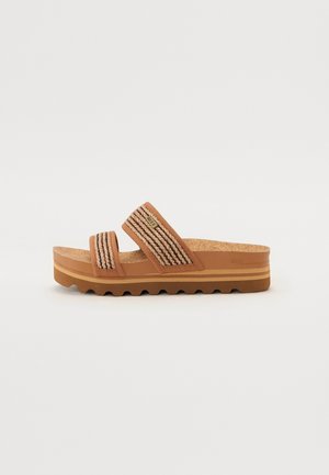 Brun slides sandal med to vævede stofremme, korksål og rillede gummisål med lagdelt design.