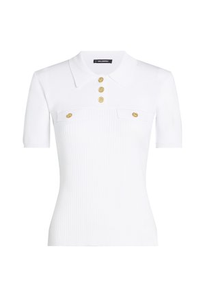 Camisa polo blanca de manga corta con textura acanalada, un cuello, cuatro botones dorados y dos bolsillos en el pecho con solapas.
