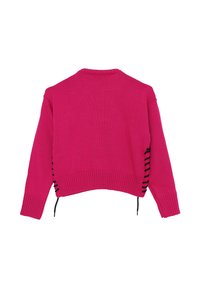 Maglione croppato fucsia con scollo rotondo, polsini a costine e dettagli in pizzo laterale neri. Texture lavorata a maglia e vestibilità rilassata.
