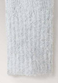 Tissu tricoté doux gris clair avec une texture en boucles lâches et un motif côtelé vertical.