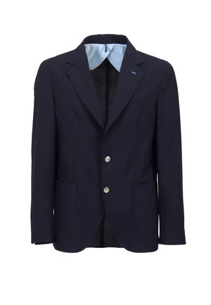 Mørkeblå blazer med hakrevers, to sølvknapper, sidelommer og en lyseblå stribet indvendig kravedetalje.