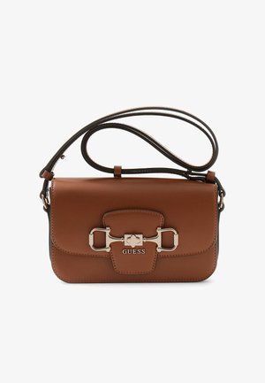 Brązowa skórzana torba na ramię marki Guess z srebrną ozdobną klamrą i regulowanym paskiem na białym tle.