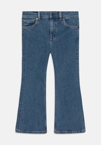 Jean évasé bleu en denim, avec un design traditionnel à cinq poches, fermeture à bouton et surpiqures visibles le long des coutures.