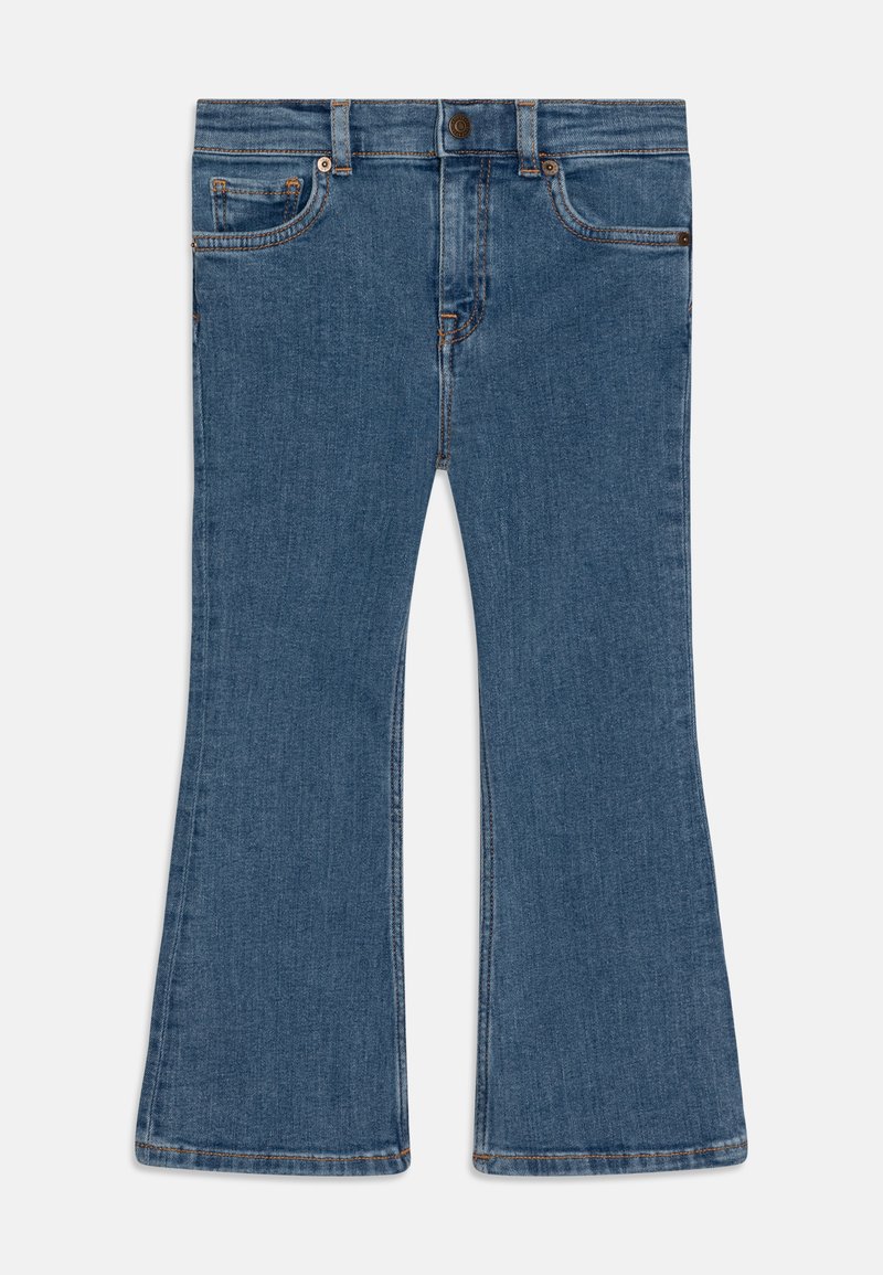 Jean évasé bleu en denim, avec un design traditionnel à cinq poches, fermeture à bouton et surpiqures visibles le long des coutures.
