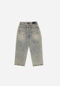 Svetlo pranjenje denim hlače z ohlapnim krojem, ki imajo dve zadnji žepki, ravno nogavico in enostaven pas z črno oznako.