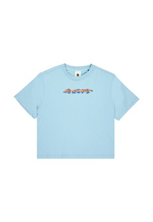 Camiseta cropped de color azul claro, hecha de algodón, con un escote redondo. Presenta un diseño gráfico de texto colorido centrado en la parte delantera.