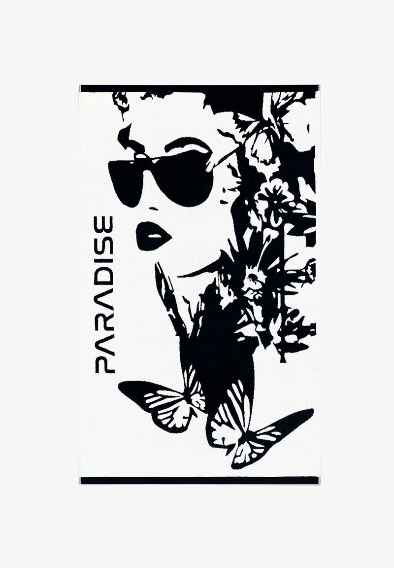 Czarno-białe dzieło sztuki przedstawiające twarz kobiety w okularach przeciwsłonecznych, otoczoną kwiatowymi wzorami i motylami, z napisem "PARADISE" z boku.