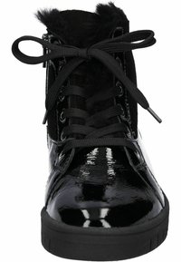 Bottines en cuir verni noir avec doublure en fausse fourrure noire texturée, semelle en caoutchouc plate et lacets noirs. Présente une fermeture éclair latérale.