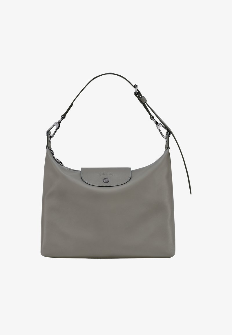 Graue Leder-Schultertasche mit Klappenverschluss, verstellbarem Riemen und silbernen Hardware-Details. Glatte Textur mit minimalistischer Gestaltung.