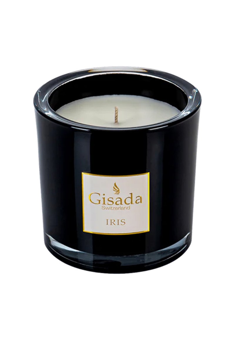 Bougie en verre noir avec un intérieur en cire blanche, une mèche centrée et une étiquette accentuée en or affichant "Gisada Switzerland IRIS."