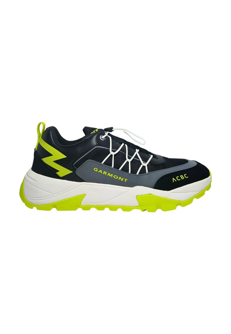 Scarpe sportive nere e grigie con una suola bianca spessa e dettagli in verde fluorescente; presentano un sistema di lacci e dettagli del logo.