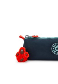 Funda de lápices pequeña de color azul oscuro con cremallera aqua y logotipo redondo, que presenta un llavero de gorila peludo rojo adjunto al tirador de la cremallera.