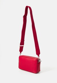 Calvin Klein MUST CONVERTIBLE CAMERA BAG - Ručna torba - scarlet sage