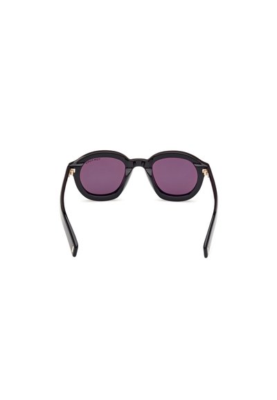 Lunettes de soleil noires surdimensionnées avec des verres violets foncés, une monture épaisse et des branches noires élégantes. Accents en or aux charnières.