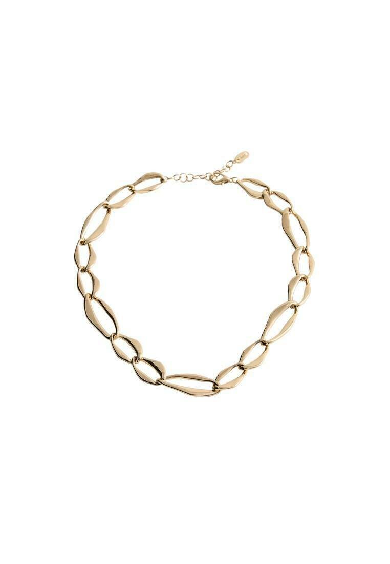 Colier aurit cu zale ovale alungite, având o textură netedă și închidere cu clips. Designul este simplu și elegant.