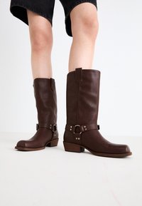 Sélectionné, dark brown