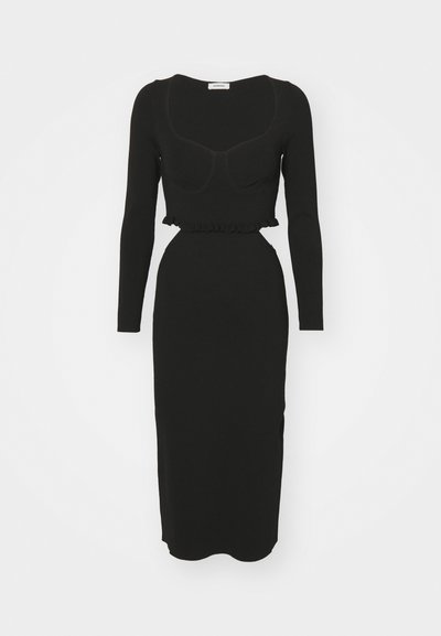 Schwarzes langärmeliges Kleid mit tailliertem Oberteil, herzförmigem Ausschnitt und gerüschtem Saum, das zu einer Midi-Länge verjüngt.