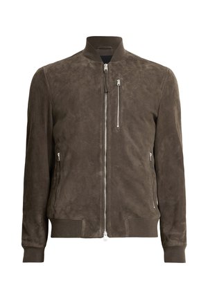 Giacca bomber in suede marrone con colletto rialzato, chiusura frontale con zip, due tasche laterali con zip e polsini e orlo a coste. Texture complessivamente liscia.