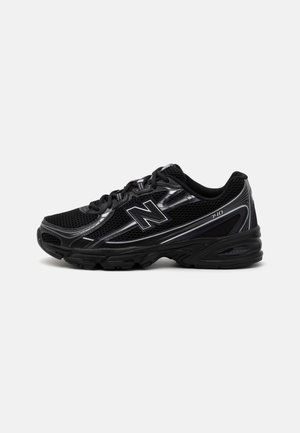 Czarny but do biegania New Balance z siateczkową cholewką, białymi akcentami i amortyzowaną podeszwą, pokazany z lewej strony na jednolitym tle.