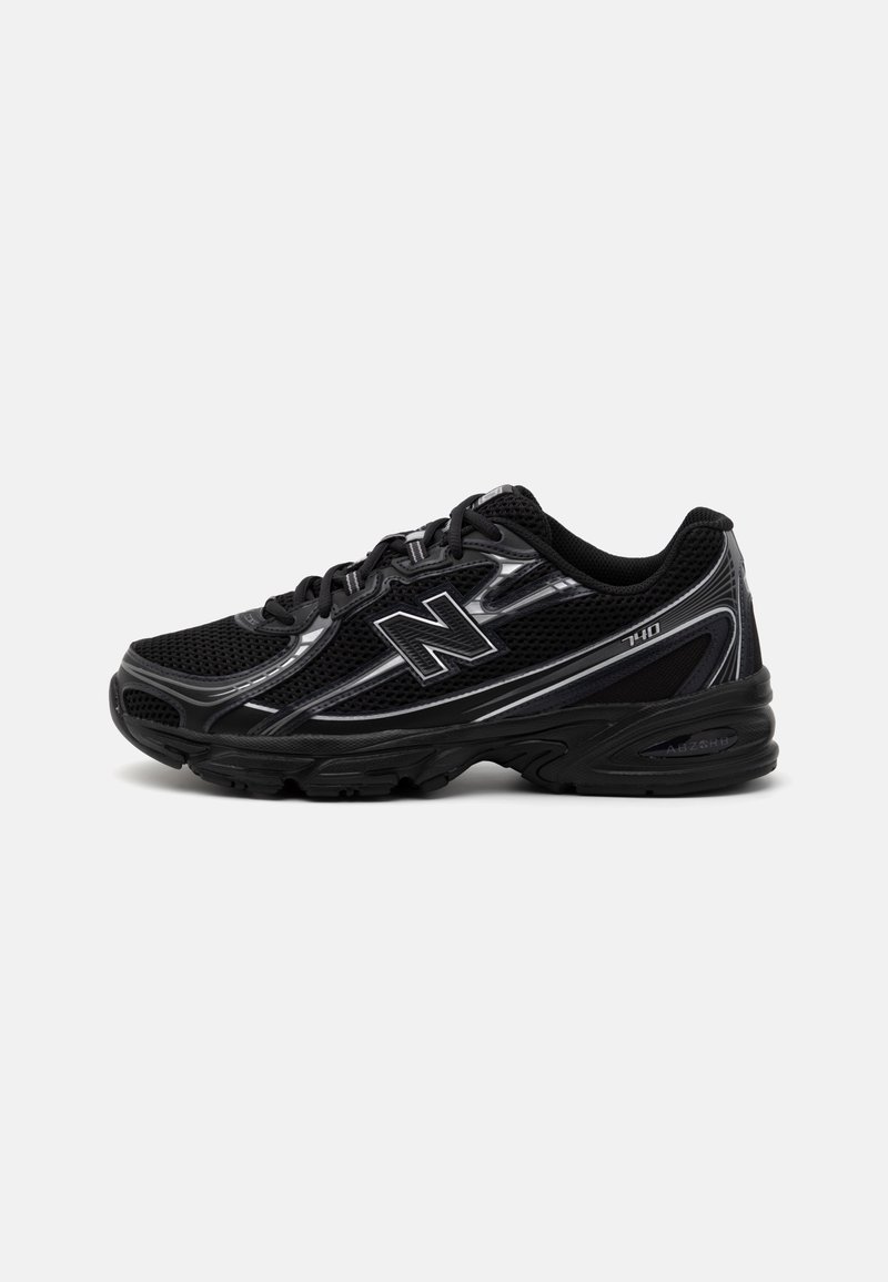 Chaussure de running New Balance noire avec dessus en mesh, accents blancs et semelle amortie, présentée de profil gauche sur fond uni.