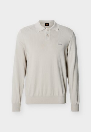 Világos bézs hosszú ujjú galléros pulóver két gombbal és bordázott mandzsettával, kis "BOSS" logóval a bal oldali mellrészen.