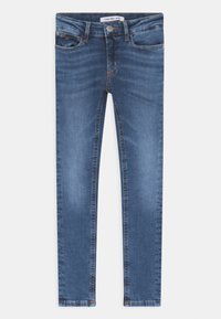 Slim-fit blå denimjeans med en medelhavs tvätt, femfickorsdesign och kontrasterande sömmar. Lappen synlig vid midjan.
