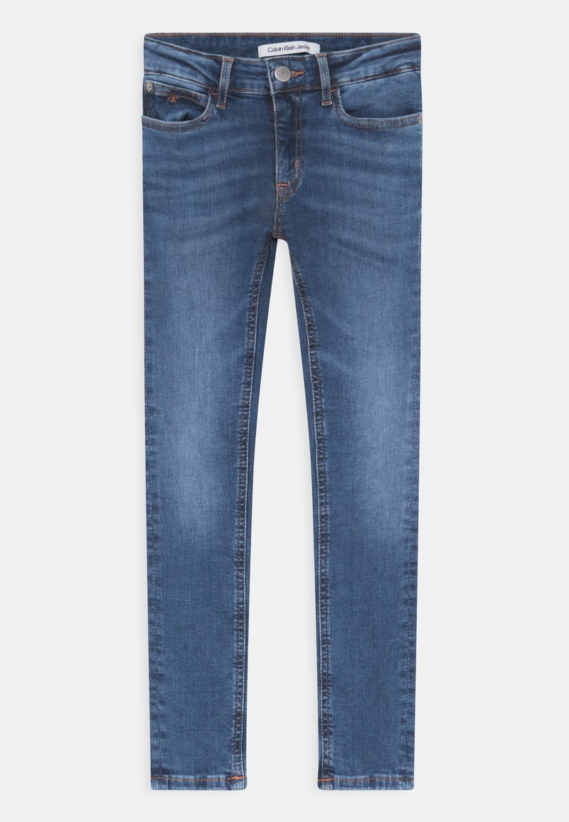 Slim-fit blå denimjeans med en medelhavs tvätt, femfickorsdesign och kontrasterande sömmar. Lappen synlig vid midjan.
